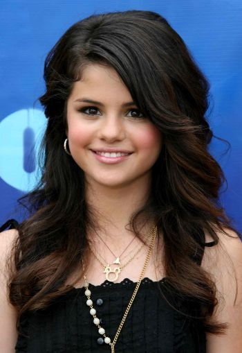 selena gomez new hair 2009_16. Selena Gomez VS Blake Lively: